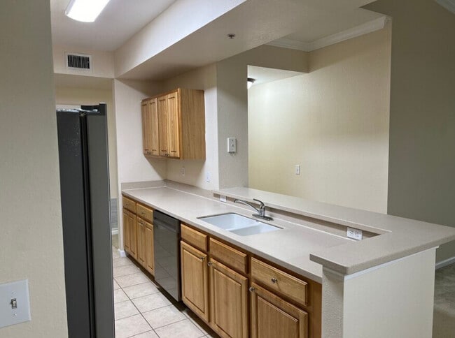 Photo - 10075 Gate Pky N Unidad 2805