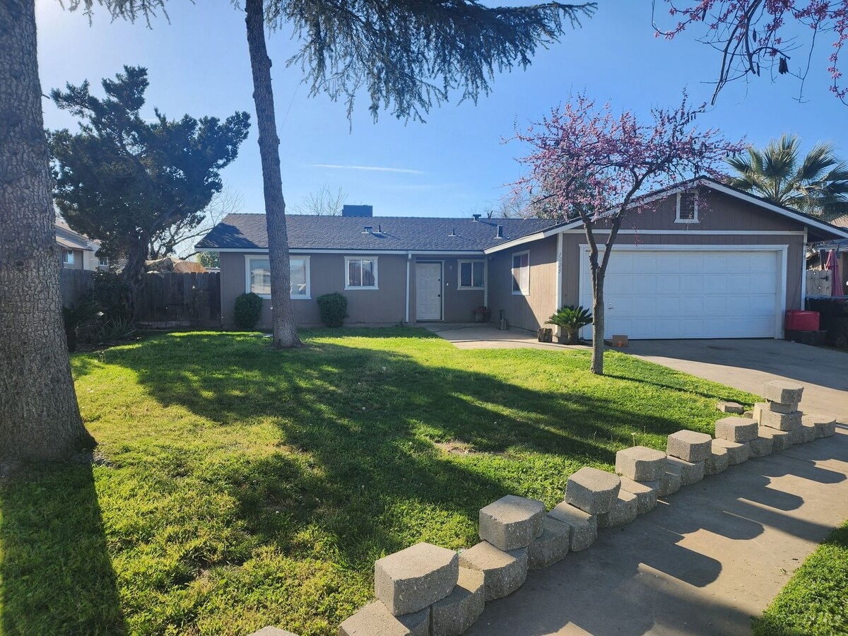 Coming Soon! Home for Rent in Tulare, CA. Tenant occupied. Please do not disturb tenants. - Coming Soon! Home for Rent in Tulare, CA. Tenant occupied. Please do not disturb tenants.