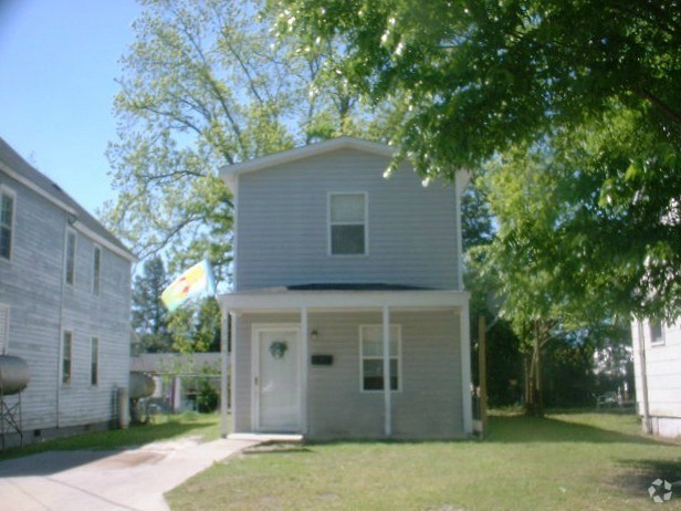 Building Photo - Two Story Home located in City Limits