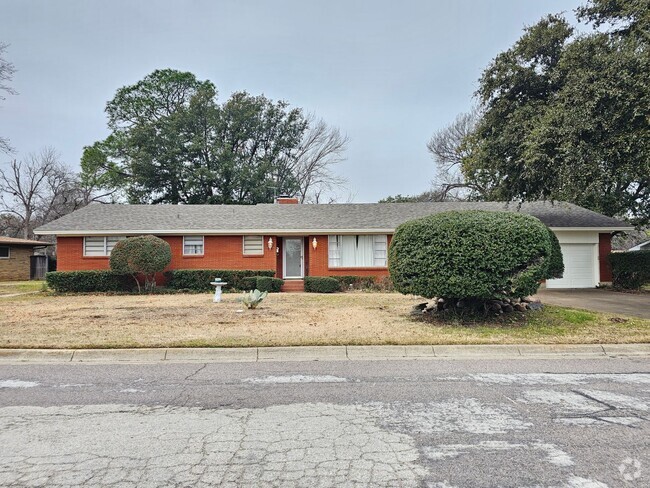 Building Photo - Beautiful 3 Bedroom 2 Full Bath Home