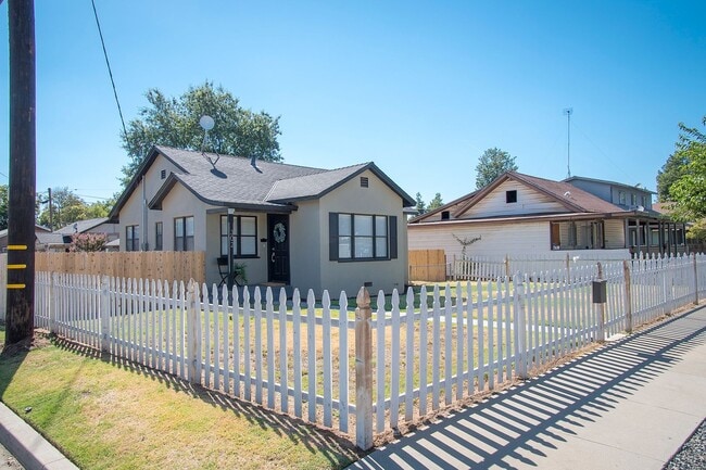 Building Photo - Darling 2 bedroom 1 Bath Exeter Charmer