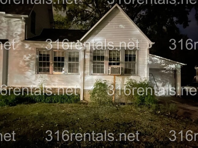 Building Photo - $650 - 1 bed 1 bath - Duplex Unit 104 E 14th St