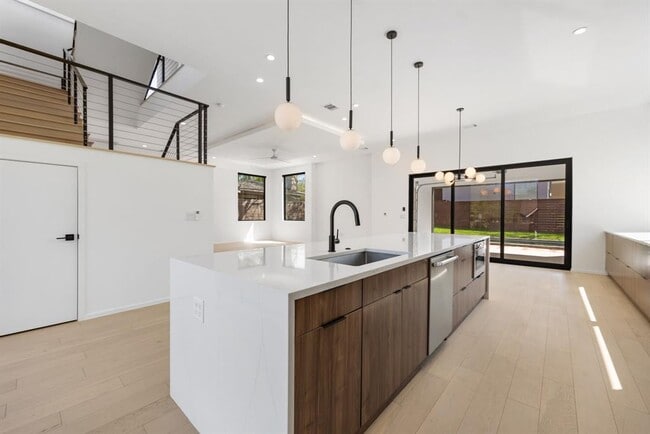 Photo - 2411 Winsted Ln