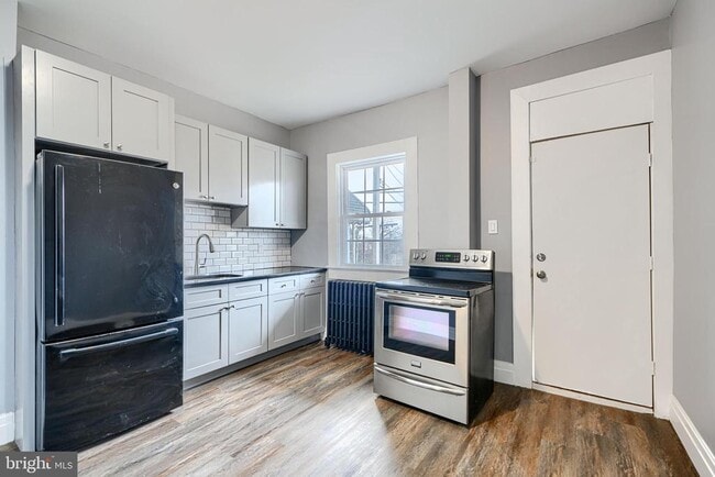 Photo - 2533 W Lombard St