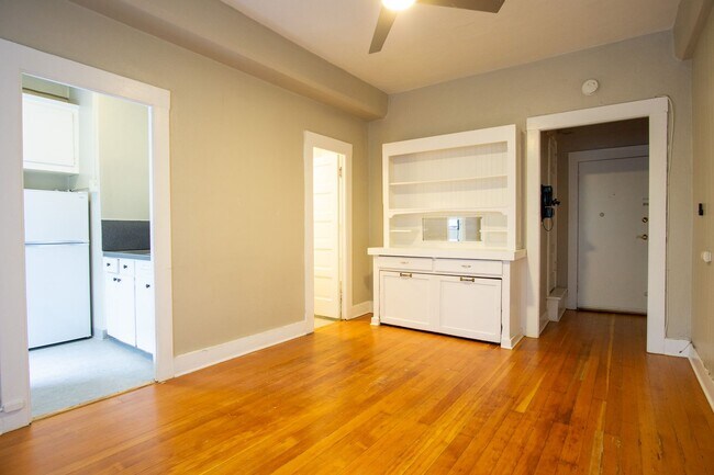 Photo - Classic Studio w/Vintage Charm by Washingt... Unit 07