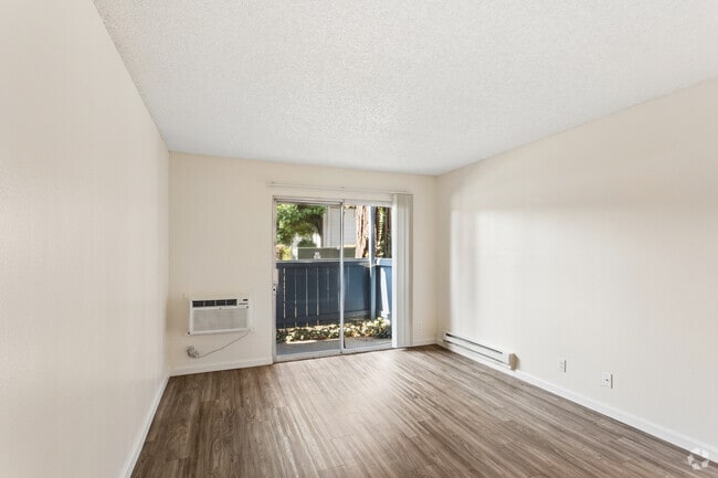 Junior 1BR, 1BA - 485SF - Living Room