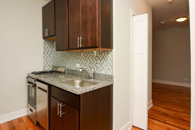 Photo - 828 W George St Unit J03P