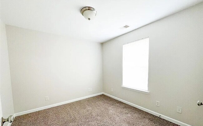 Building Photo - 221 Chapel Lake S Rental