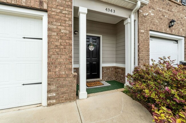 Photo - 4343 Newland St