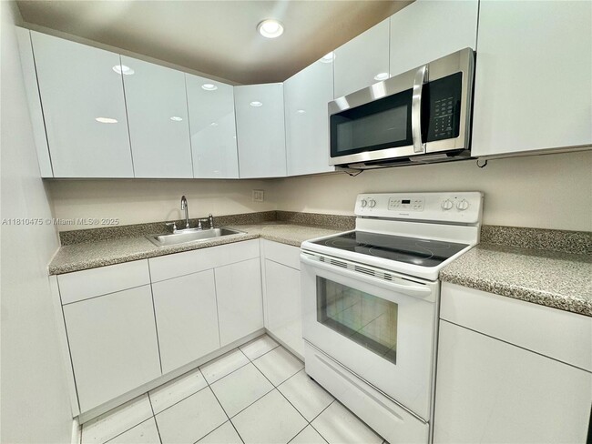 Building Photo - 200 S Birch Rd Unit 304 Rental