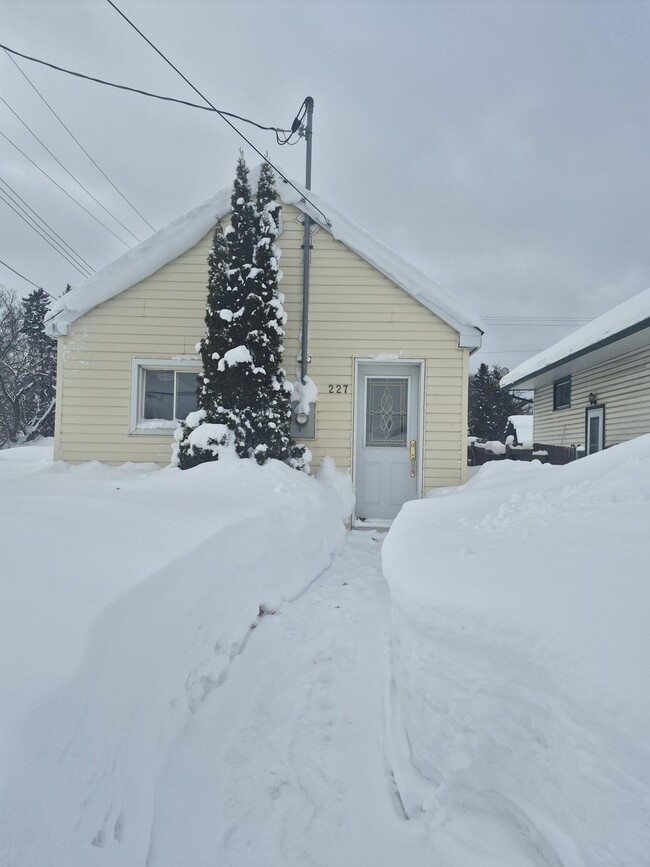 Building Photo - 2 Bed / 1 Bath Home in Sault Ste. Marie – $1,999/month + Utilities
