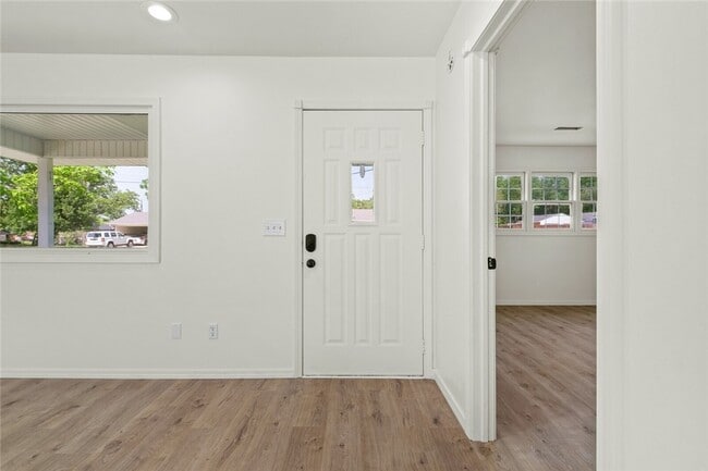 Photo - 1604 Oakwood Ave