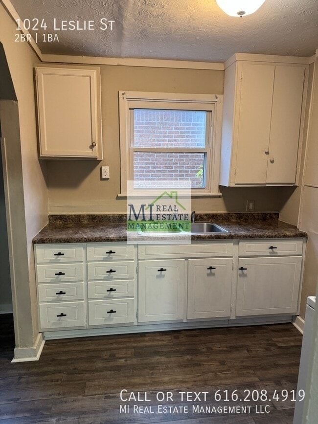 Photo - 1024 Leslie St