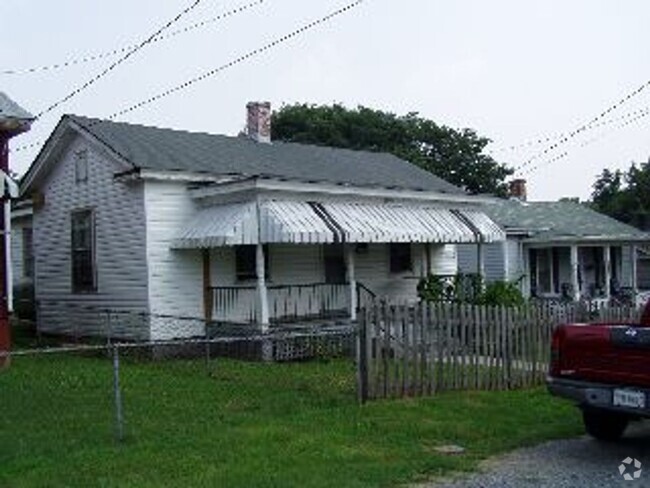 Building Photo - One Level House with Covered Front Porch