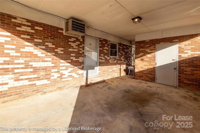 Photo - 213 Roslyn Rd