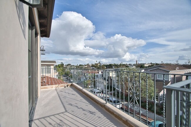 Photo - 3 Bed 3.5 Bath Town Home For Lease - Walk to Beach