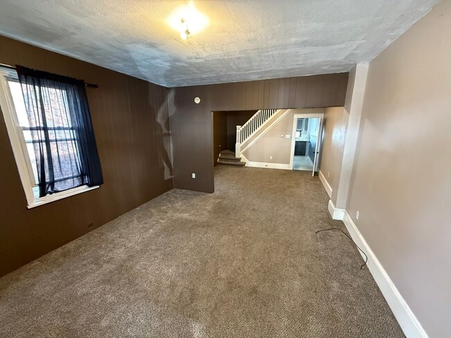 Building Photo - 229 Main St Rental