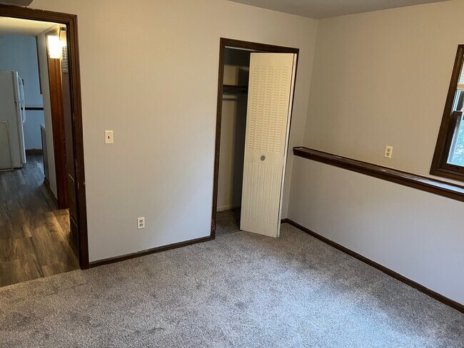 Photo - 2037 Andrew St SE