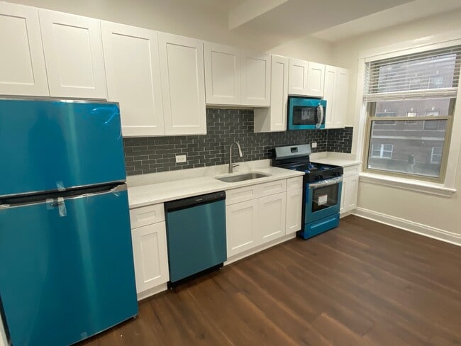 Newly Renovated - 1425 W Albion Ave Unit 3
