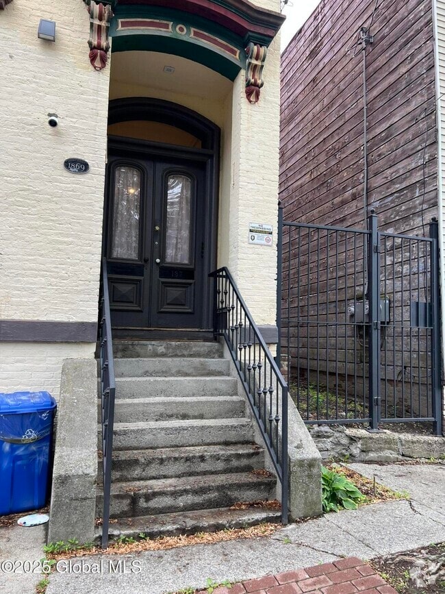 Building Photo - 137 4th Ave Unit 1 Rental