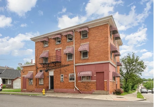 Building Photo - Spacious First-Floor Studio Near Incline District — Updated Kitchen, Tall Ceilings, W/D Hookups Unit 3