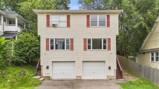 Building Photo - 100 Meriden Rd Rental