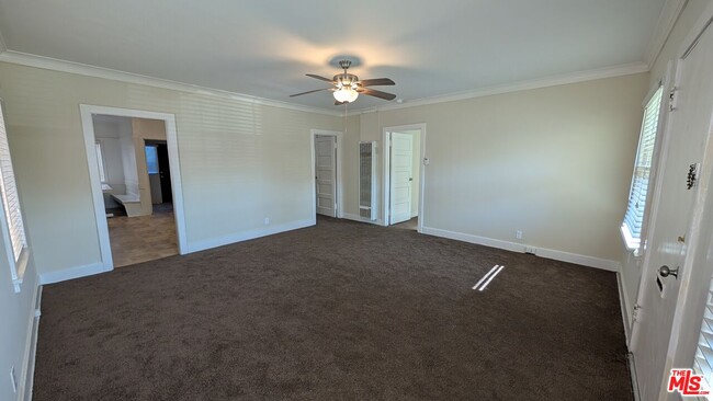 Photo - 1155 W 39th St