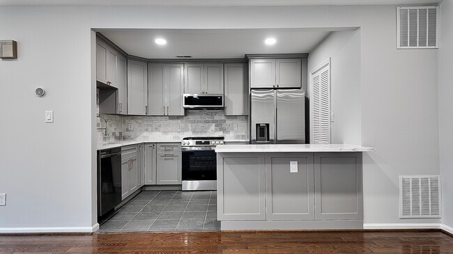 Cocina moderna totalmente reformada con electrodomésticos nuevos. - 603 Kirby Way