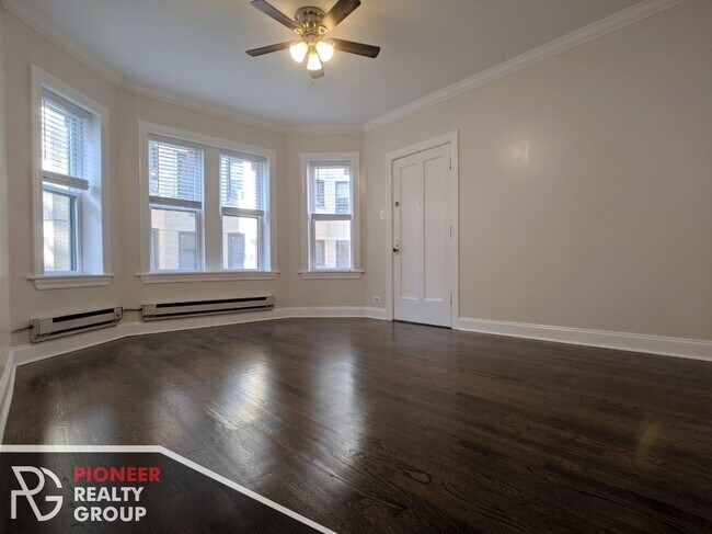 Building Photo - 3817 N Greenview Ave Unit 1W