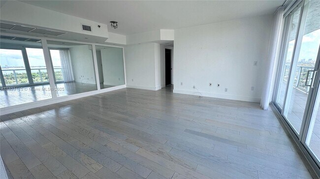 Photo - 5900 Collins Ave Unidad 2203