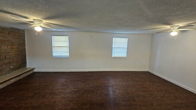 Photo - 4833 Plymouth St