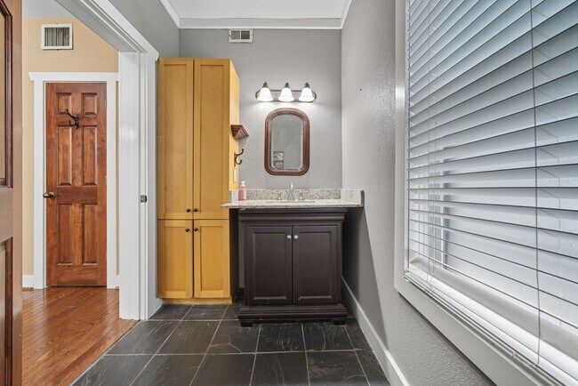 Photo - 3015 Chenevert St Unidad 1