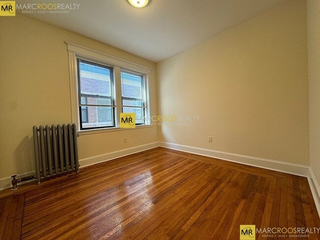 Building Photo - 27 Park Dr