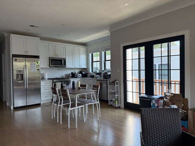 Building Photo - 285 Lamartine St Unit 3