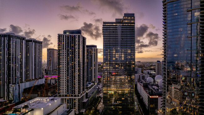 Miami World Tower - Miami World Tower Apartments