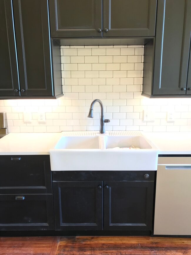 Building Photo - 126 E Innes St Unit 126 E Innes Apt 202