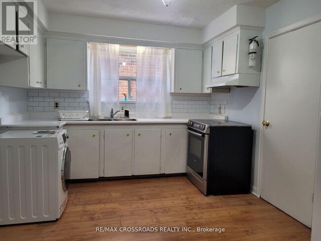 Photo - 124 Major Mackenzie Dr E