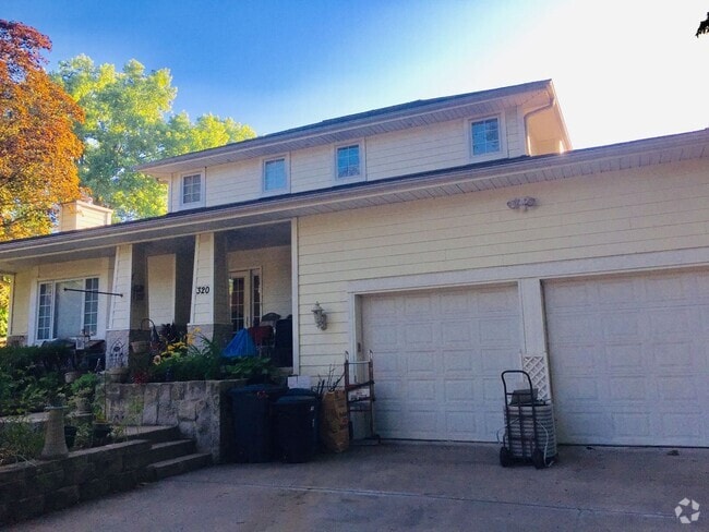Building Photo - 5 bedroom, 4.5 bath Rental