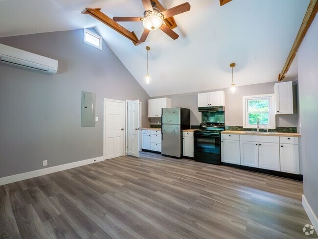 Building Photo - Detached 2BR Home with Mini-Split A/C, Sol...