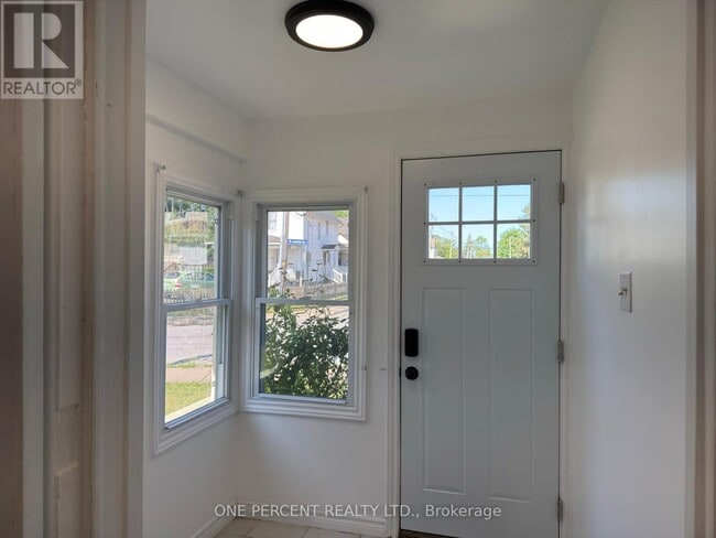 Photo - 5082 St Lawrence Ave