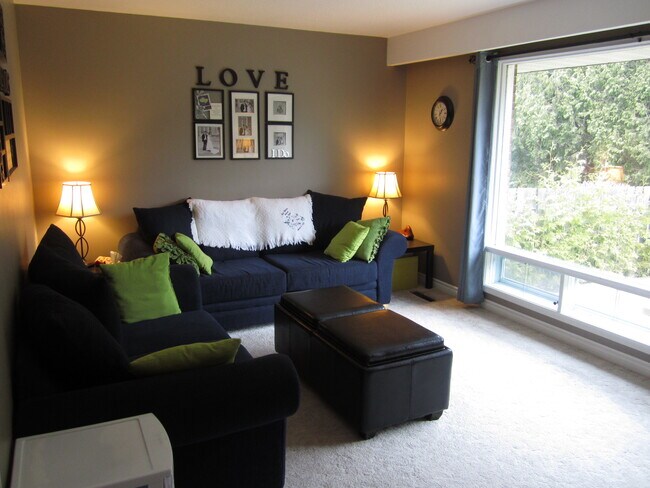 Photo - 3 Bedroom Main Floor Bungalow in Oshawa