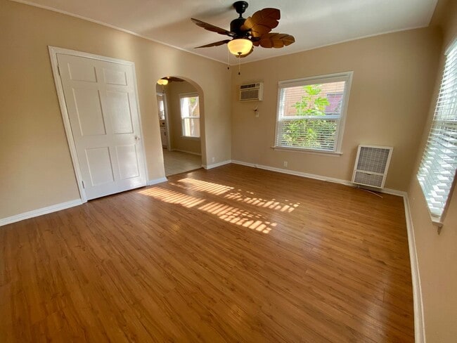 5225 De Longpre Ave