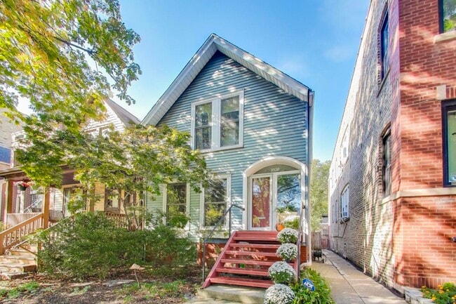 Building Photo - 3536 N Marshfield Ave