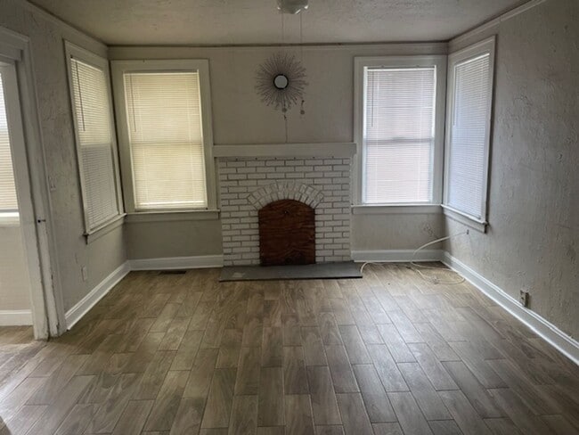 319 W 49th St