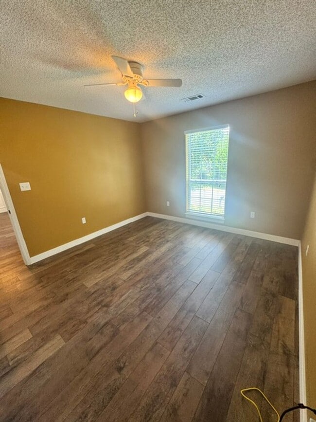 Photo - Spacious 4 Bedroom in South Crestview!