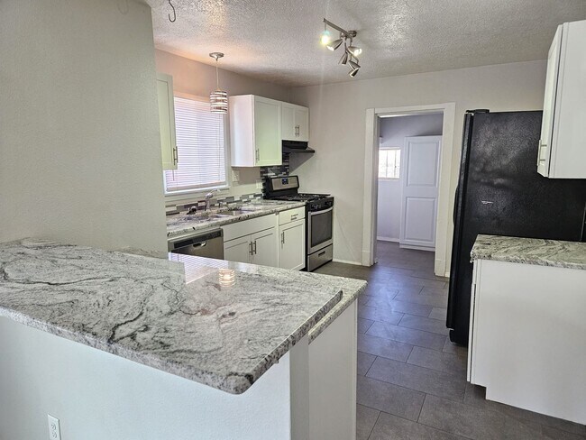 Building Photo - Gorgeous 2 bedroom in Barelas! Great location. Washer/Dryer. 1 car garage.