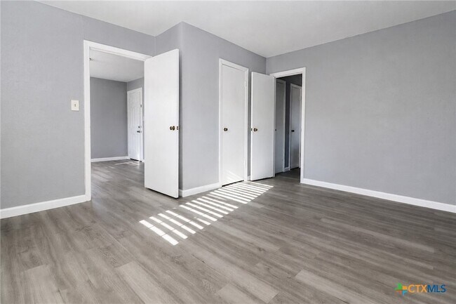 Photo - 122 W Avenue A