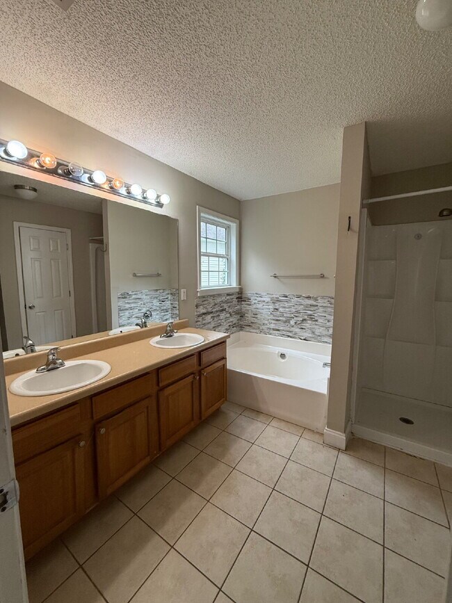 Photo - Spacious 4BR Home in Tyrone – Modern Layou...