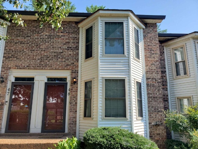 Building Photo - "Charming 2-Bed Townhouse Retreat with Modern Comforts in Hendersonville!"