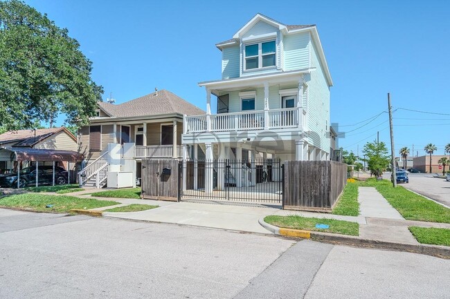 Photo - 3002 Avenue K